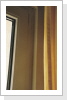 Fensterleibung mit handgemischtem Kalkputz und reiner Silikatfarbe ohne Schimmelpilzbefall, obwohl das Fenster meist gekippt ist